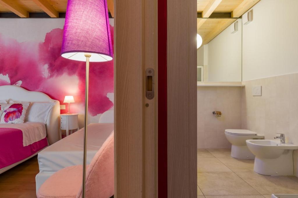 A bathroom at Giardino Giusti House & Court