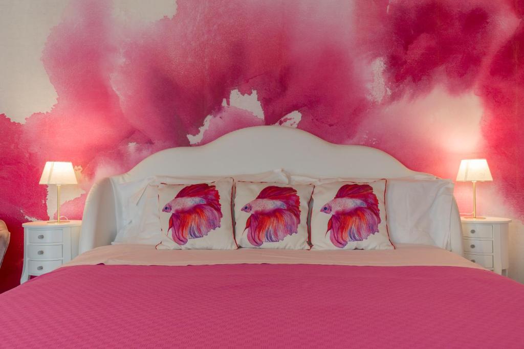 A bed or beds in a room at Giardino Giusti House & Court