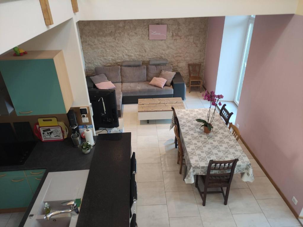 Photo de la galerie de l'établissement Maison proche gare avec extérieur, à Neufchâteau