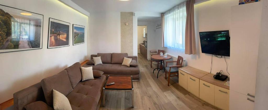 ein Wohnzimmer mit einem Sofa und einem Tisch in der Unterkunft Gdynia99 in Gdynia