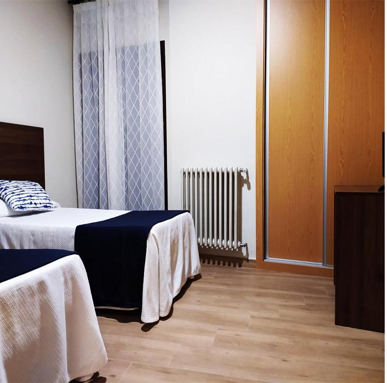 pokój hotelowy z dwoma łóżkami i oknem w obiekcie Hosteria de Rafi w mieście Priego de Córdoba