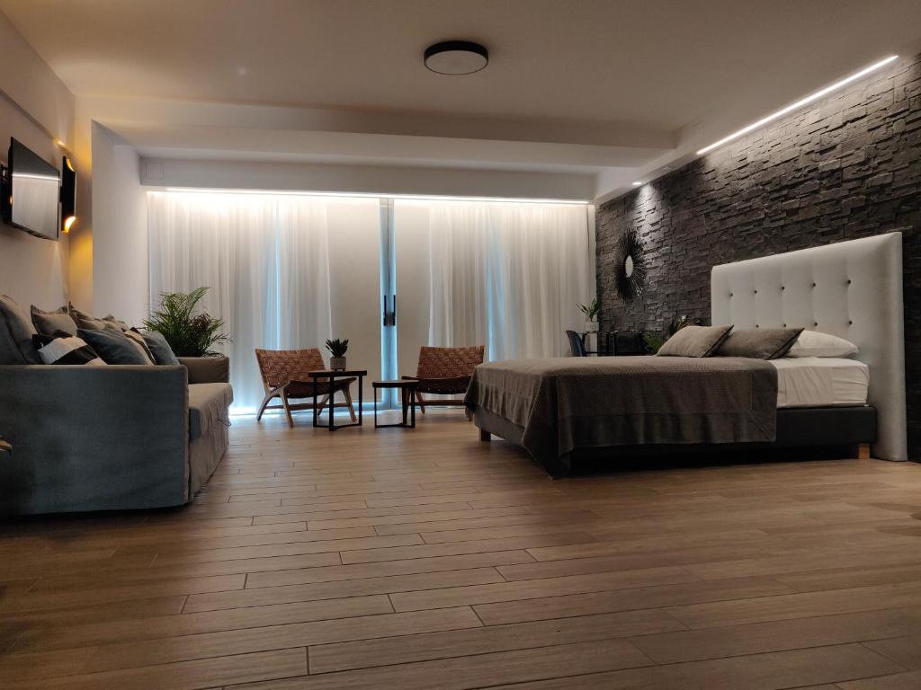 una camera con letto, divano e tavolo di Sunny new lovely apartment 60 meters from the metro ad Atene