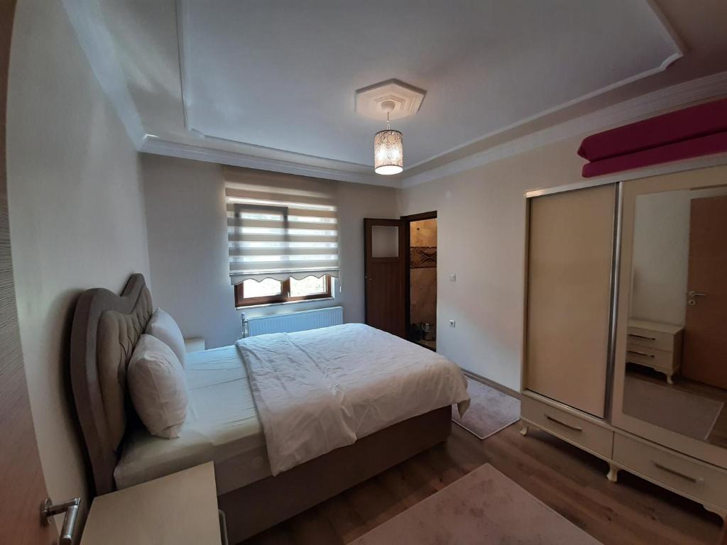 ウズンギョルにあるUzungöl Bilalego Apartの小さなベッドルーム(ベッド1台、窓付)