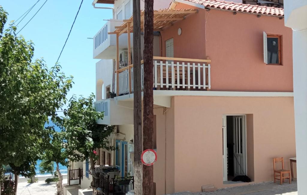 ein Gebäude an der Straßenseite in der Unterkunft Kallithea Beach Apartments in Myrtos