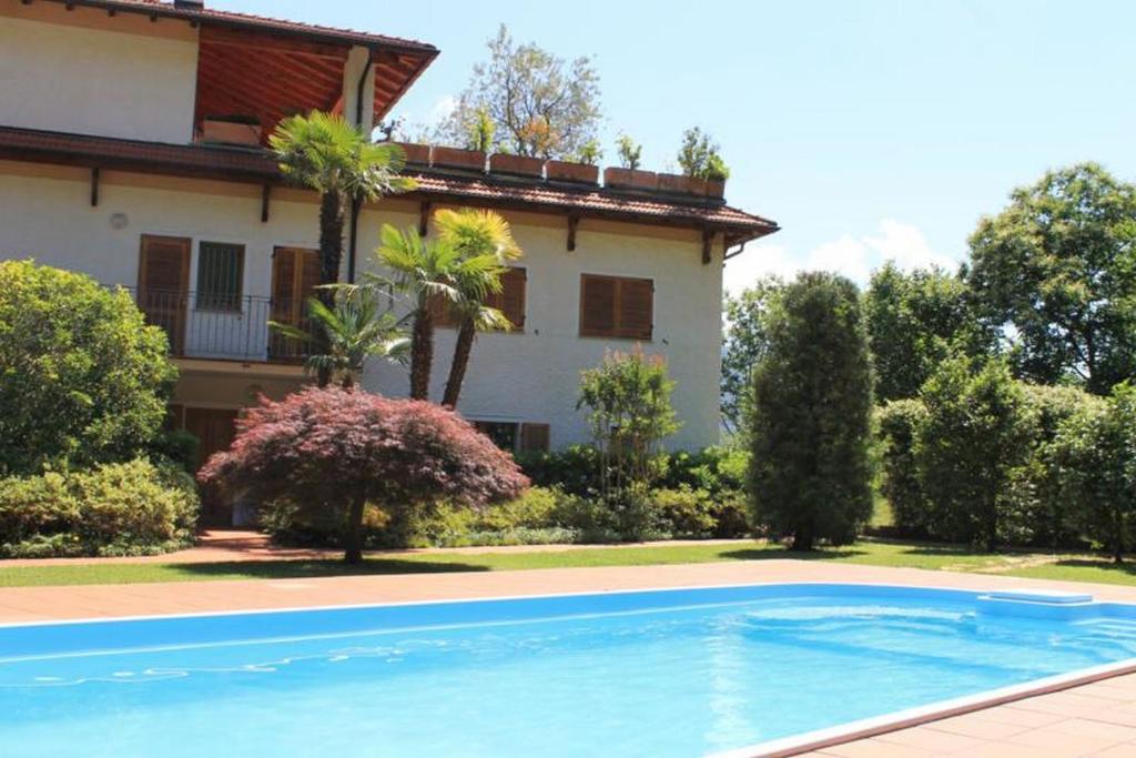 - une piscine en face d'une maison dans l'établissement Eden Rock, à Cannobio