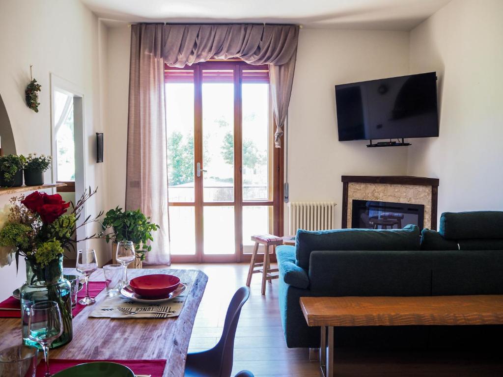 TV a/nebo společenská místnost v ubytování Appartamento nel cuore dell'Appennino Tosco-Emiliano