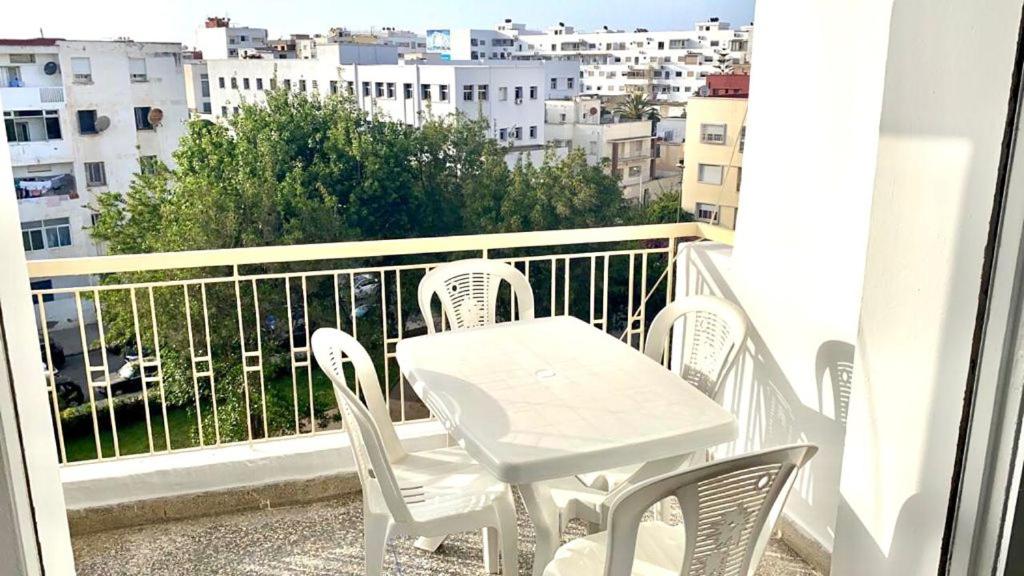een witte tafel en stoelen op een balkon bij Popular, Central & Cheap in Rabat