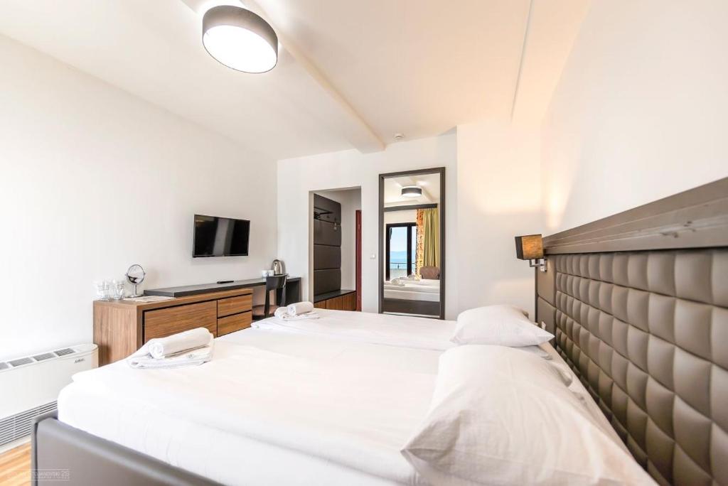 Postel nebo postele na pokoji v ubytování Tino Hotel & SPA