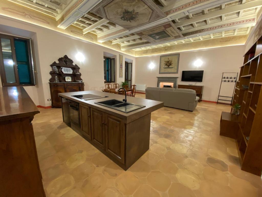 Televízia a/alebo spoločenská miestnosť v ubytovaní Palazzo Forlani