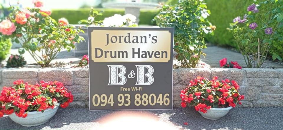 una señal para un jardín de flores durham durham durham durham en Jordan's Drum Haven B&B, Knock en Knock