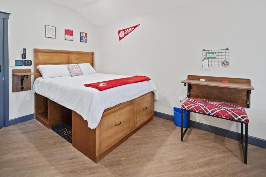 Postel nebo postele na pokoji v ubytování The Dorm Hotel