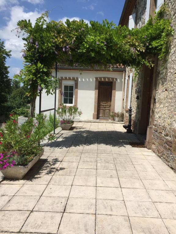 Le GarricにあるL appartement cosyの門付きの建物へ続く通路