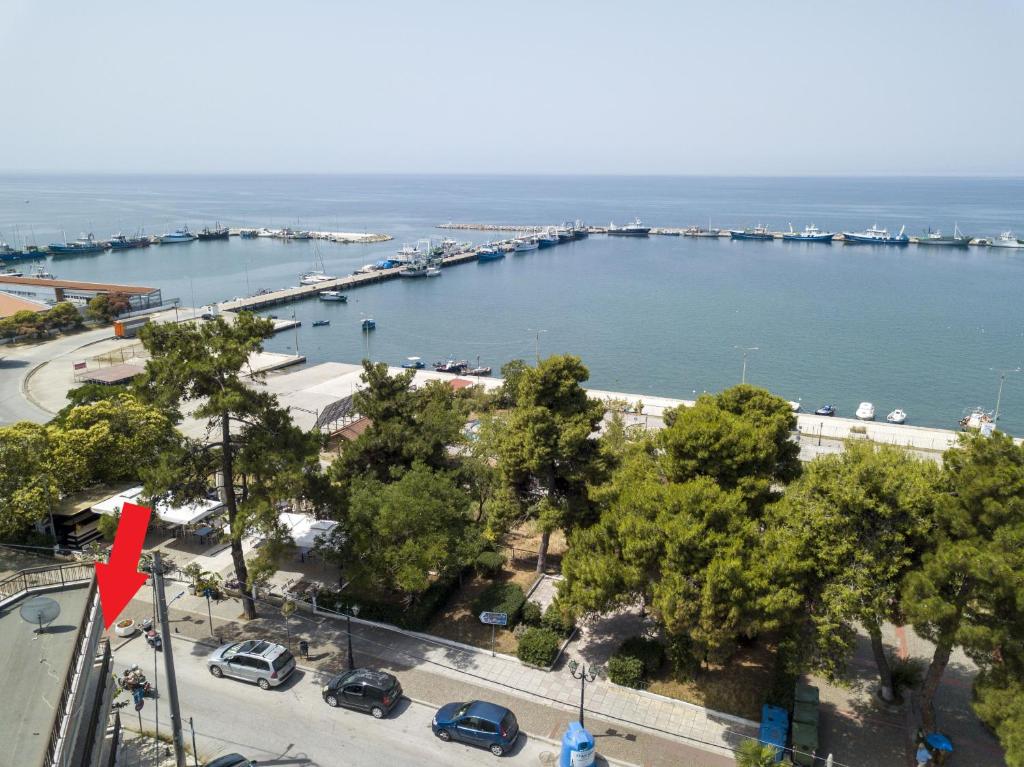 uma vista para uma marina com carros estacionados num parque de estacionamento em Irini's sea view apartment 145m2 Nea Michaniona em Michaniona
