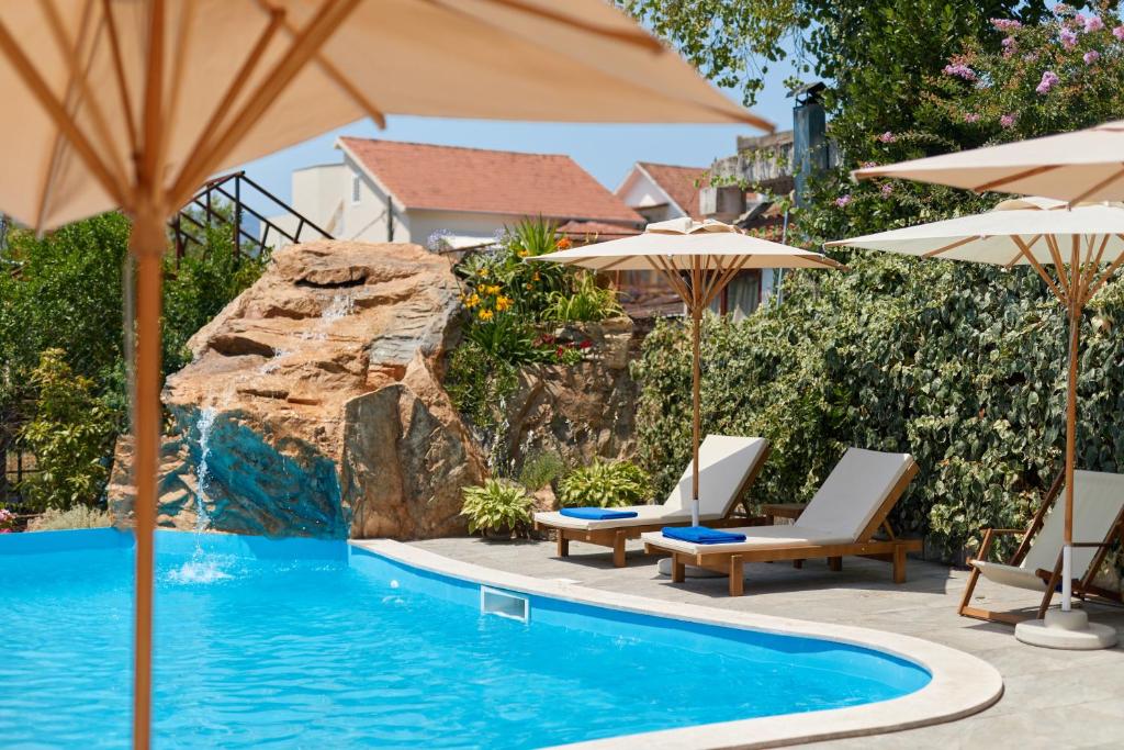 Bazén v ubytování Moderna Luxury Apartments with HEATED pool nebo v jeho okolí
