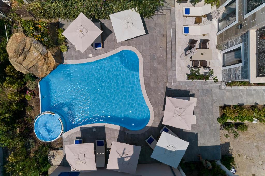 Bazén v ubytování Moderna Luxury Apartments with HEATED pool nebo v jeho okolí