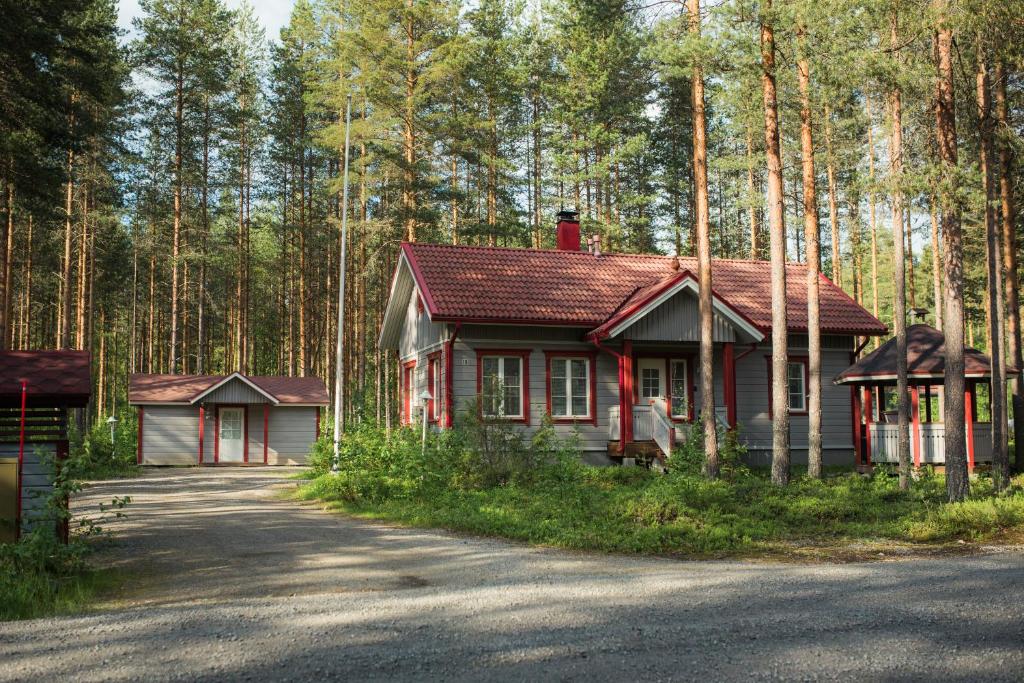 una pequeña casa en medio de un bosque en Moksula, en Ähtäri