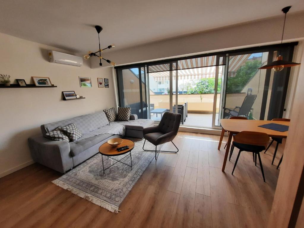 uma sala de estar com um sofá e uma mesa em Montenegro Sea Pearl Apartments Petrovac em Petrovac na Moru