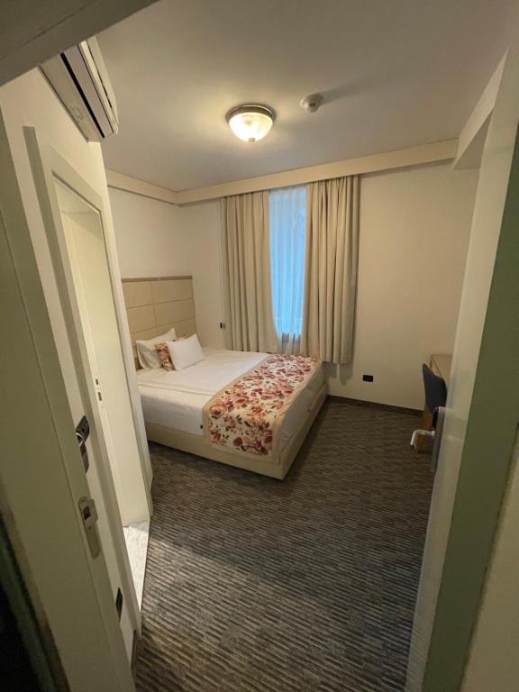 Uma cama ou camas num quarto em Old Town Hotel