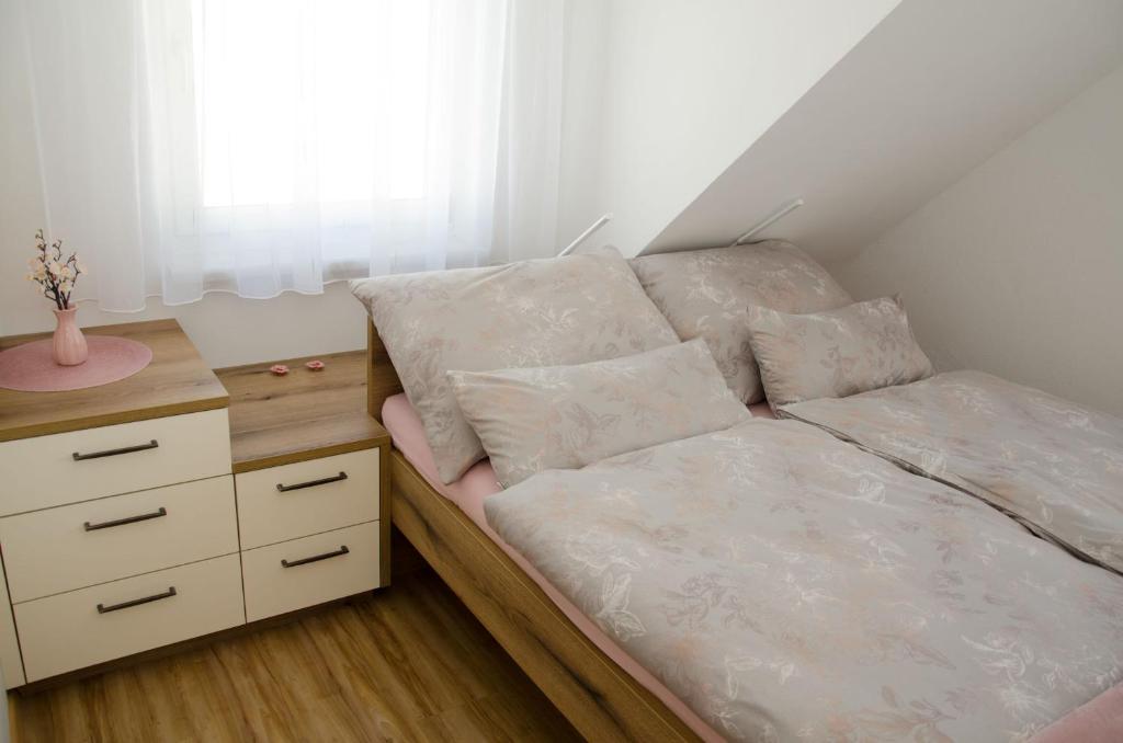 Posteľ alebo postele v izbe v ubytovaní Voitsberg-Apartments