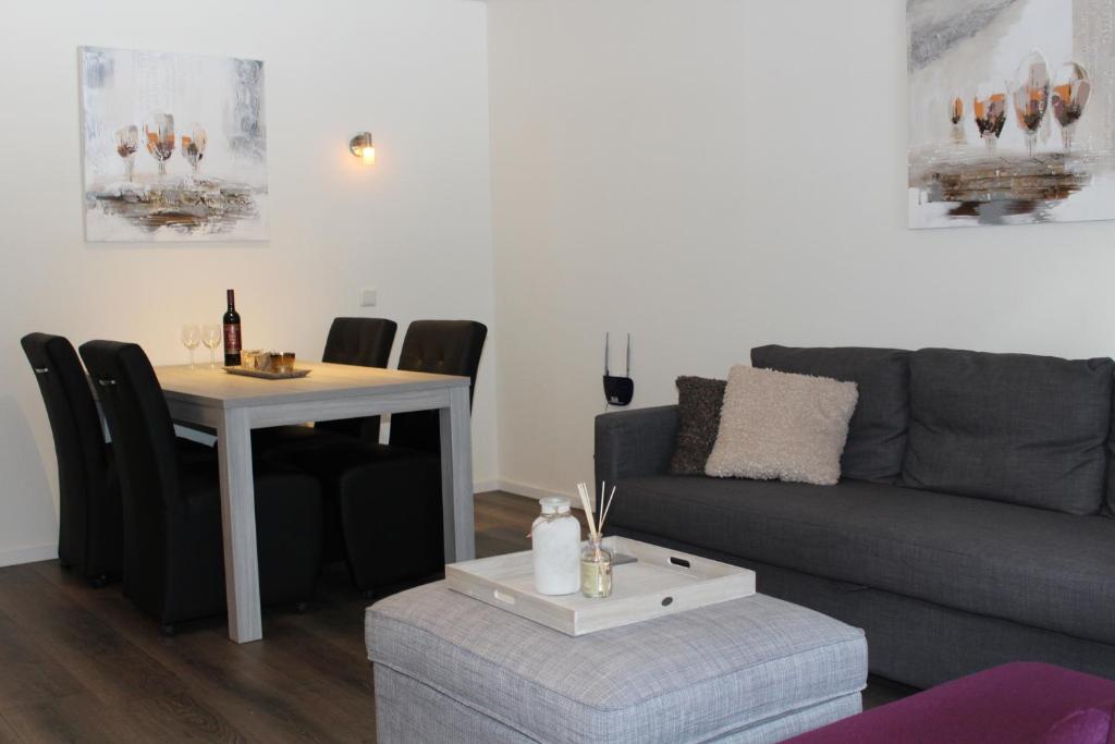 een woonkamer met een bank en een tafel bij Appartement 320 Kunners Oostenrijk in Mittelberg
