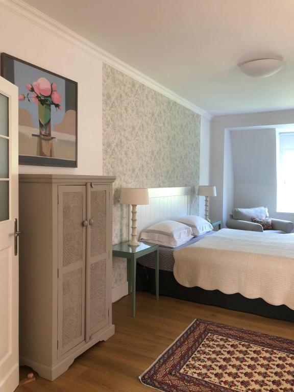 マリアーンスケー・ラーズニェにあるGalerie Suitesのベッドルーム1室(ベッド1台、鏡付きテーブル付)