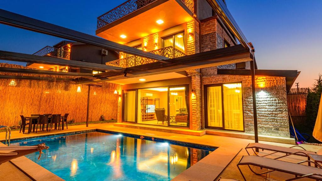 Bazén v ubytování Söğüt 4 - 4 Bedroom with jacuzzi in Fethiye nebo v jeho okolí