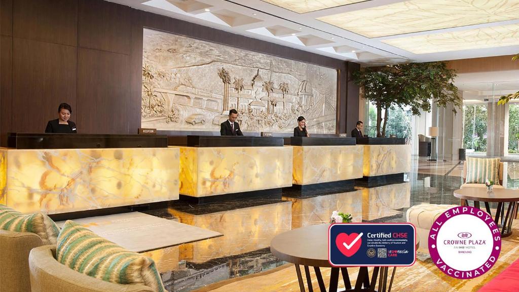Posezení v ubytování Crowne Plaza Bandung by IHG