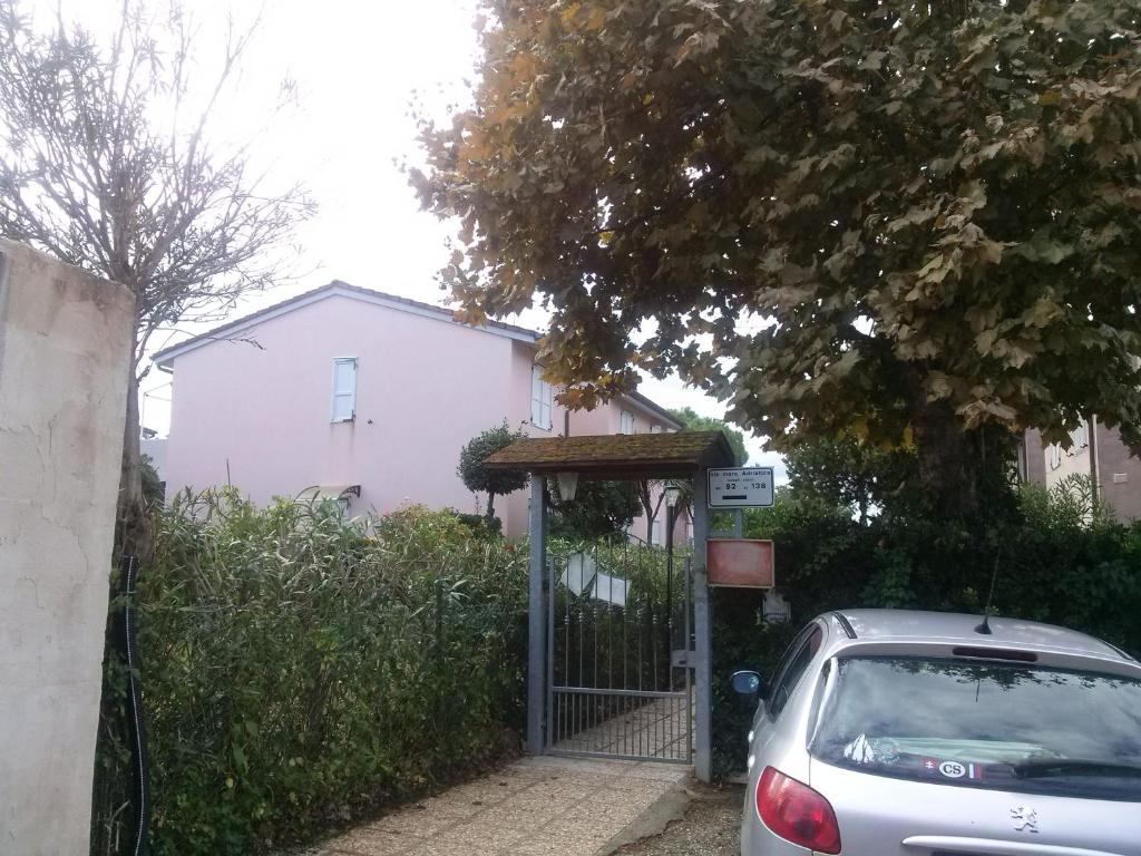 un coche aparcado junto a una puerta delante de una casa en gelso, en Montignano