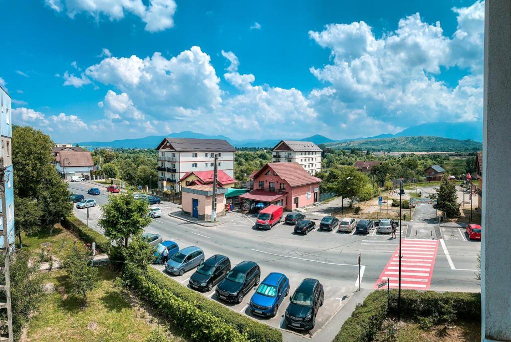 une vue aérienne sur un parking avec des voitures dans l'établissement Apartament Zarnesti „Saturn”, à Zărneşti