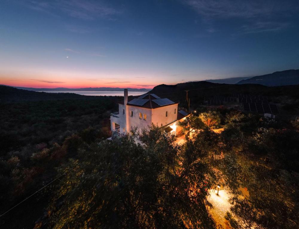 - une vue aérienne sur une maison la nuit dans l'établissement Appartement in OLIVE GROOVE HOUSE PELOPONNESOS WESTERN MANI, à Kalianaíika