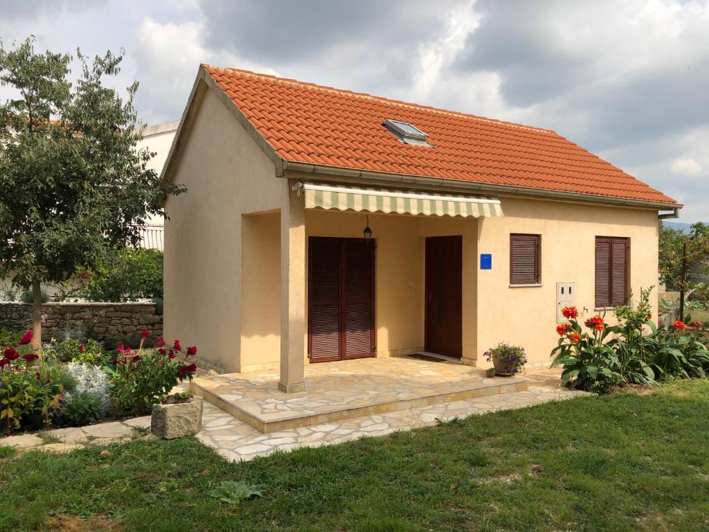 una piccola casa con tetto arancione di Apartman Slavko a Pridraga