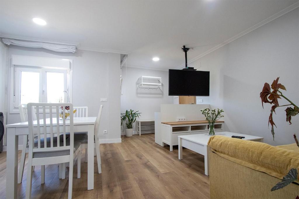 salon ze stołem i jadalnią w obiekcie Precioso apartamento en Marín. w mieście Marín