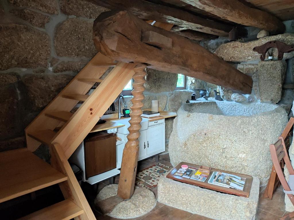 um quarto no sótão com uma escada de madeira e uma cozinha em Lagar da Silveira em Penafiel