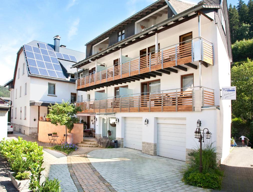 une maison avec des panneaux solaires en haut dans l'établissement Pension Vitalis, à Willingen