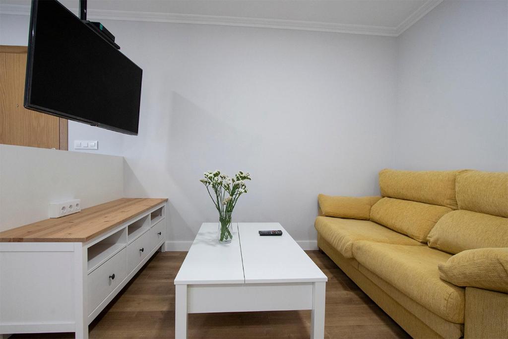 Telewizja i/lub zestaw kina domowego w obiekcie Precioso apartamento en Marín.