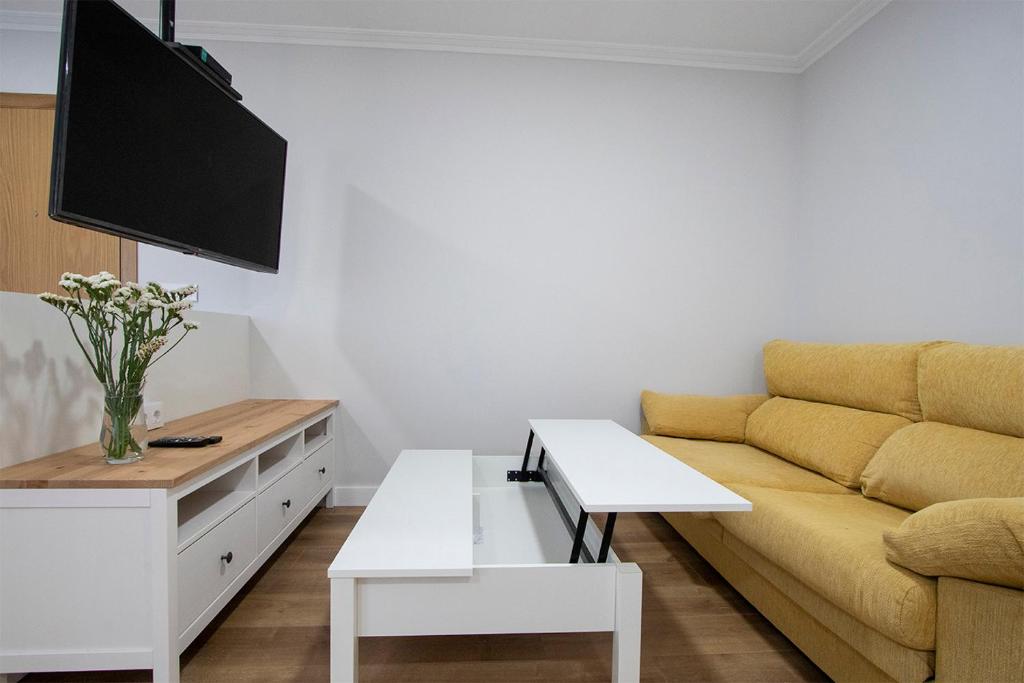 Telewizja i/lub zestaw kina domowego w obiekcie Precioso apartamento en Marín.