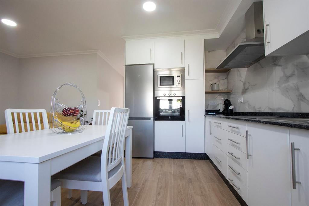 Kuchnia lub aneks kuchenny w obiekcie Precioso apartamento en Marín.