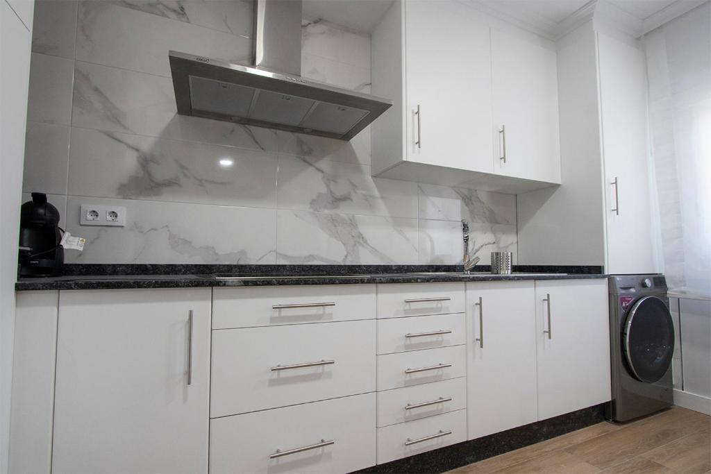 Kuchnia lub aneks kuchenny w obiekcie Precioso apartamento en Marín.