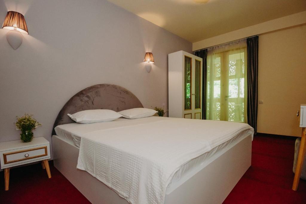 Postel nebo postele na pokoji v ubytování Nekresi Estate