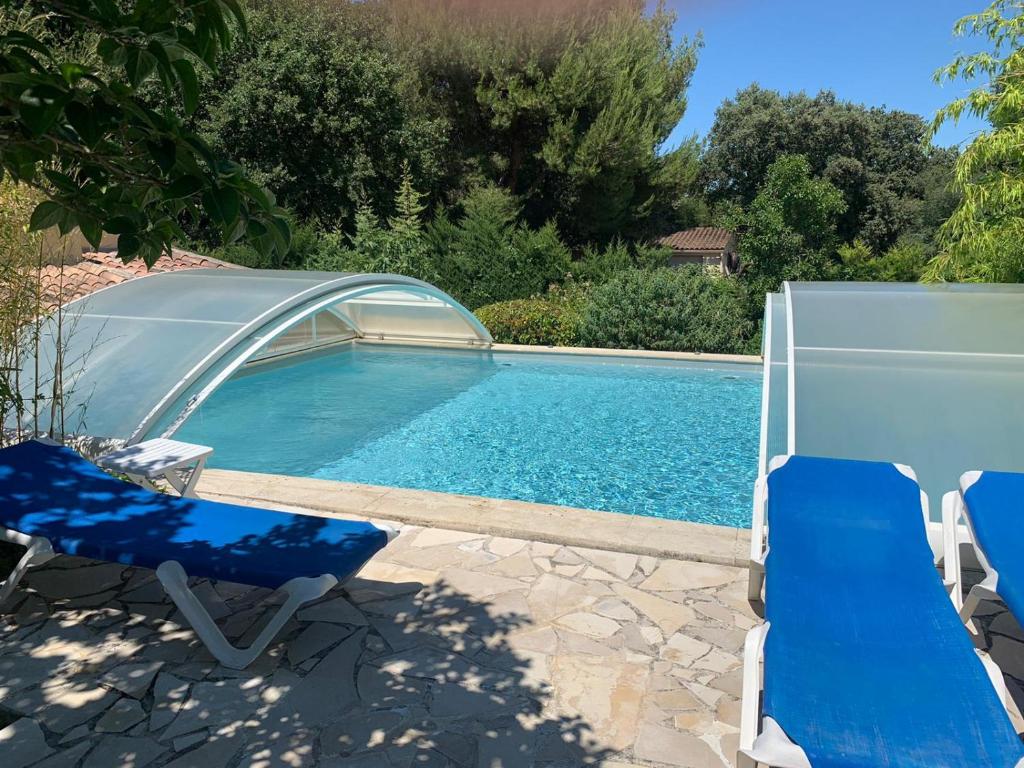 Bazén v ubytování Gîte L'Olivier (Bastide Sainte Agnès) nebo v jeho okolí