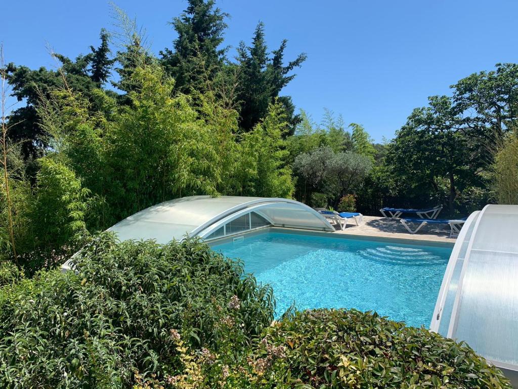 Bazén v ubytování Gîte L'Olivier (Bastide Sainte Agnès) nebo v jeho okolí