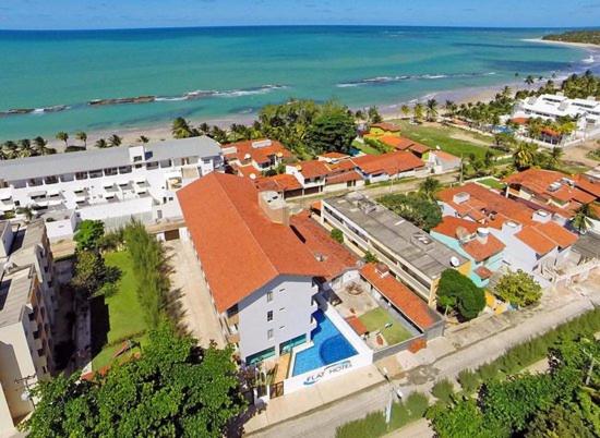 an aerial view of a resort with a pool and the ocean at Praia dos Carneiros Flat Hotel Lindo Apto 302 in Praia dos Carneiros