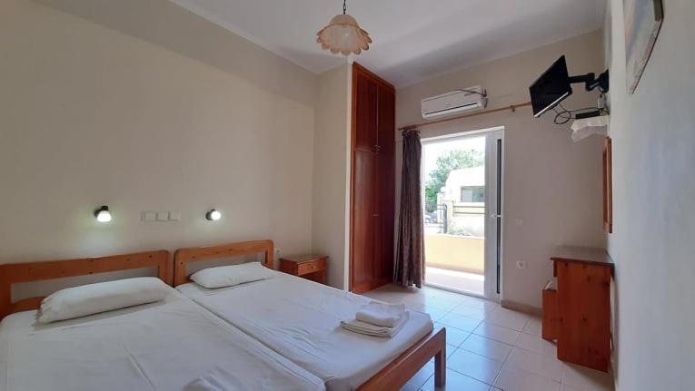Postel nebo postele na pokoji v ubytování John Apartments