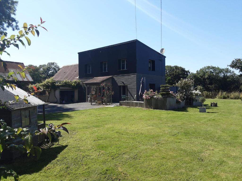 Maison au milieu des champs