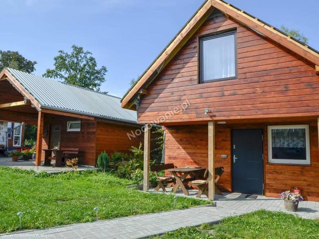 une cabane en rondins avec une table de pique-nique devant elle dans l'établissement Domki całoroczne - u Ptaka - Miłków, à Miłków