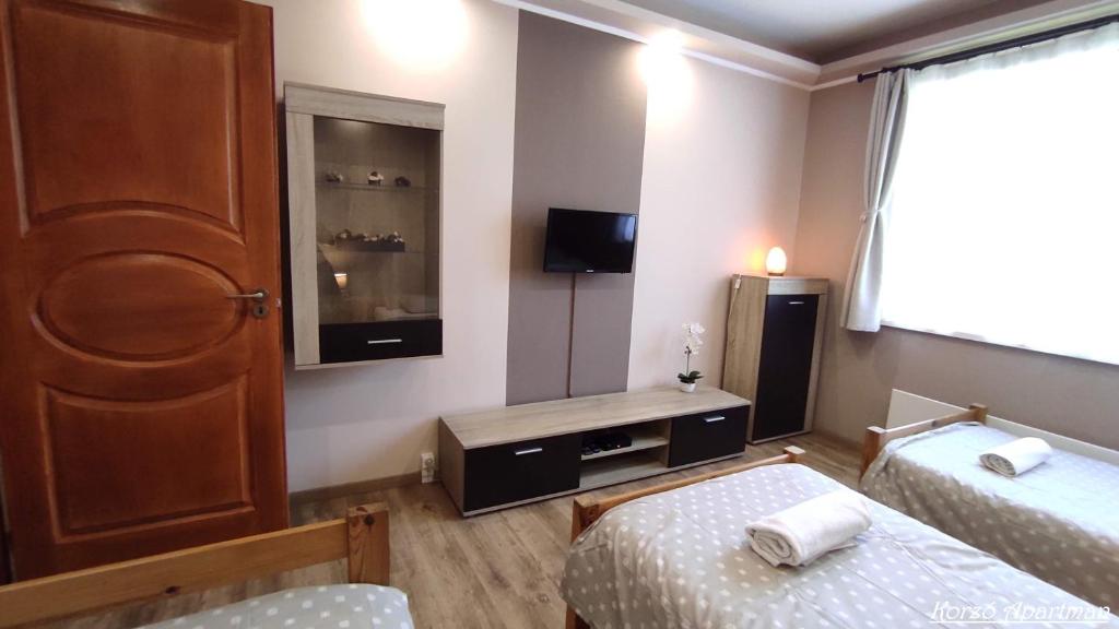 Postel nebo postele na pokoji v ubytování Korzó Apartman Velence