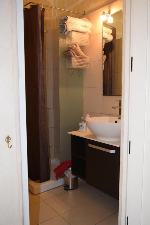 Maria Townhouse Heart of Victoria B&B - 14