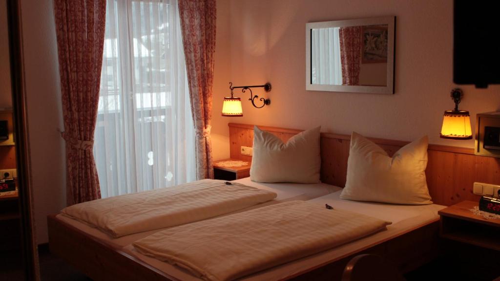 Postel nebo postele na pokoji v ubytování Haus Florian