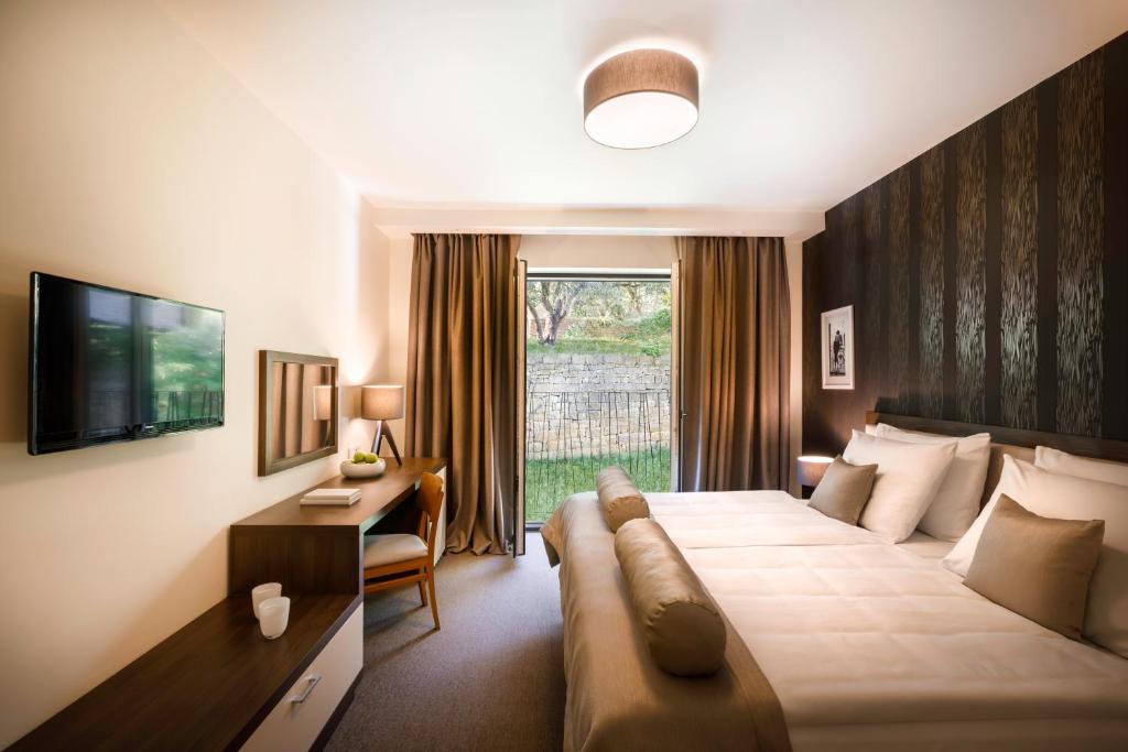 Een TV en/of entertainmentcenter bij Remisens BEL MORETTO - Hotel Metropol Annexe
