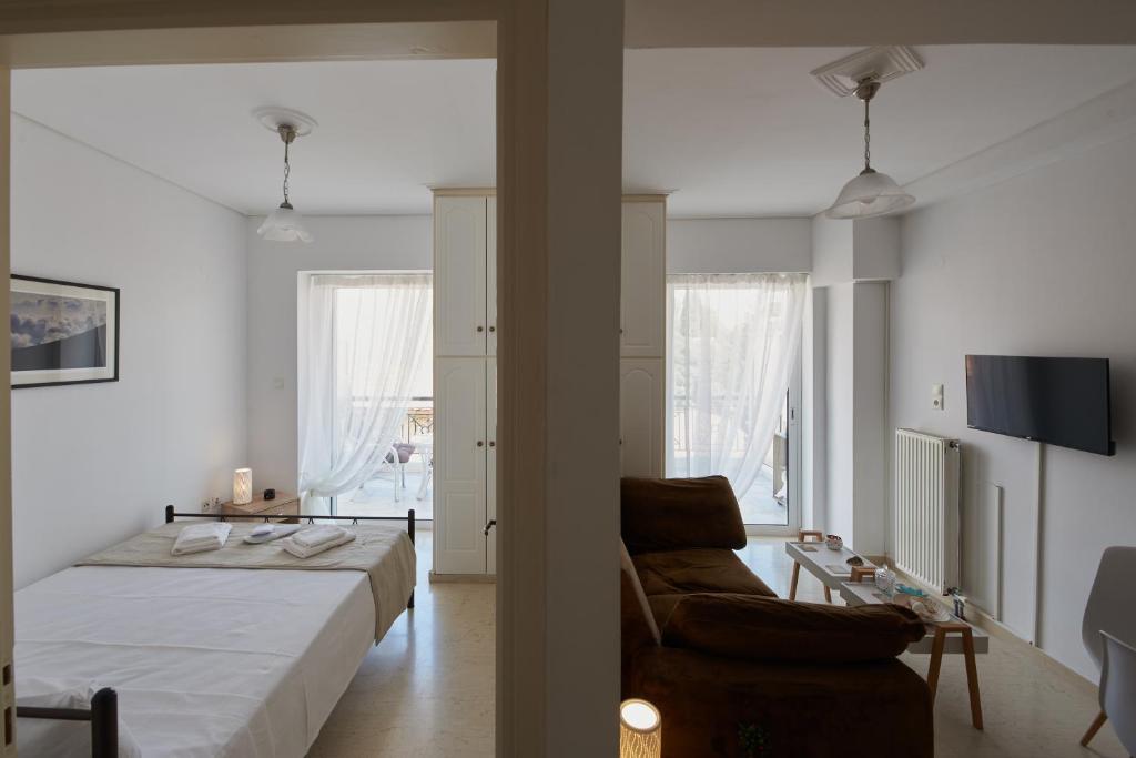 1 dormitorio con 1 cama y 1 sofá en tripoli center apartment en Tripoli